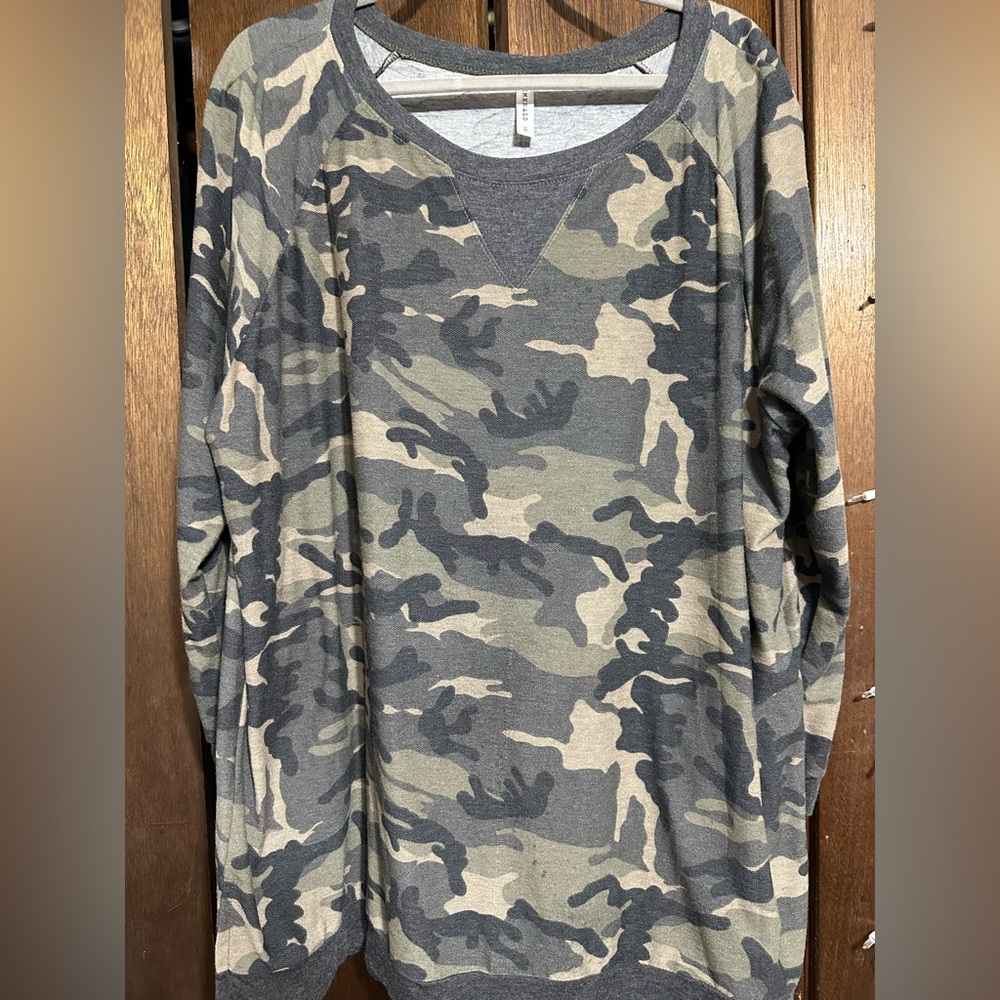 Camo long sleeve shirt, size 3x.